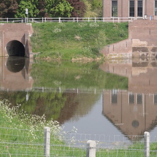 Stoomgemaal De Tuut, gemetselde sluizen noord en zuid