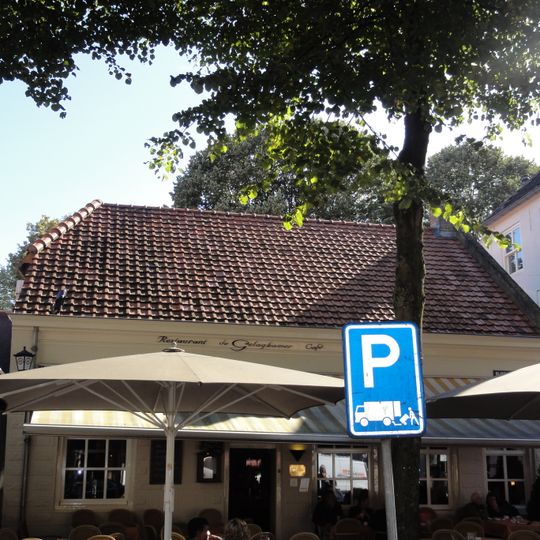 Gebosseerd grijsgepleisterd woonhuis