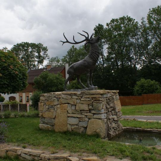 Socha jelena na parkovišti u tvrze Orlice