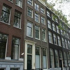 Pand met gevel onder rechte lijst