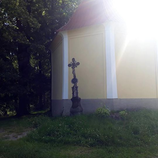 Kříž u kaple v Pleších