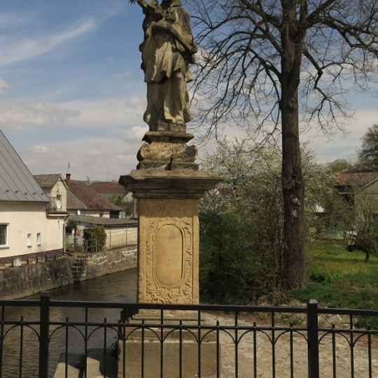 Socha svatého Jana Nepomuckého na kamenném mostu v Dlouhé Loučce
