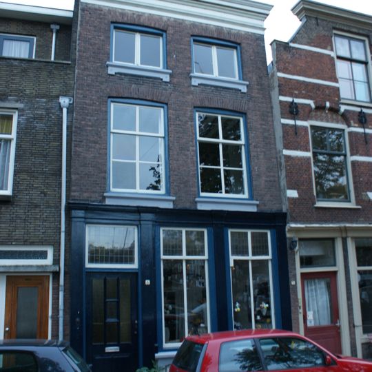 Pand met lijstgevel met oorspronkelijke pui