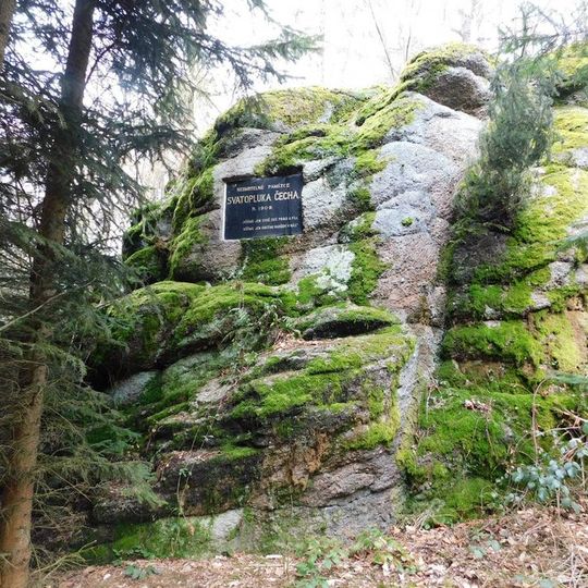 Pamětní deska Svatopluka Čecha v údolí Škvoreckého potoka