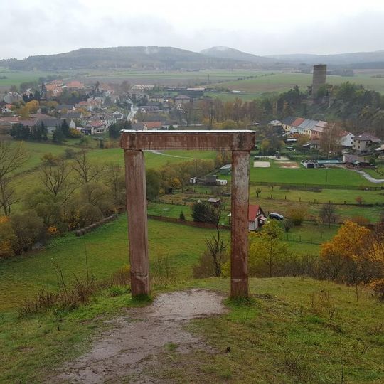 Portál Jeronýma Pražského na Jezevčím vrchu u Točníku