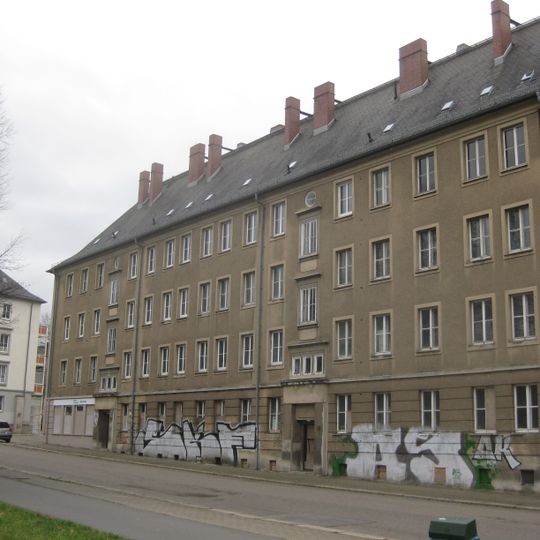 Wohnhauszeile in halboffener Bebauung und Pergola Uferstraße 28; 30