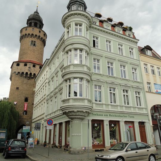 Wohnhaus mit Läden mit originalen Fronten in geschlossener Bebauung, Eckhaus Obermarkt 13