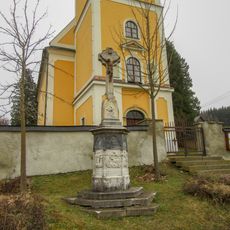 Kříž v Hraběšicích před kostelem