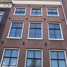 Huis met gevel onder rechte lijst