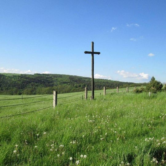Kříž západně od Zvíkovce v polích