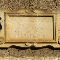 Inschrifttafel über der Haustür des Wohnhauses Grundstraße 7