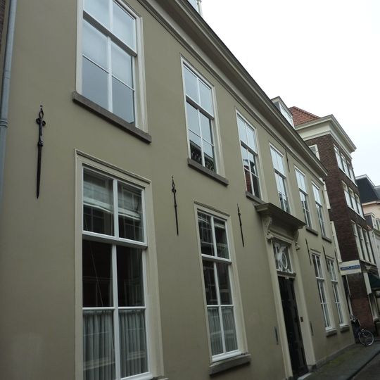 Pand met voorgevel voor een oudere huiszijgevel