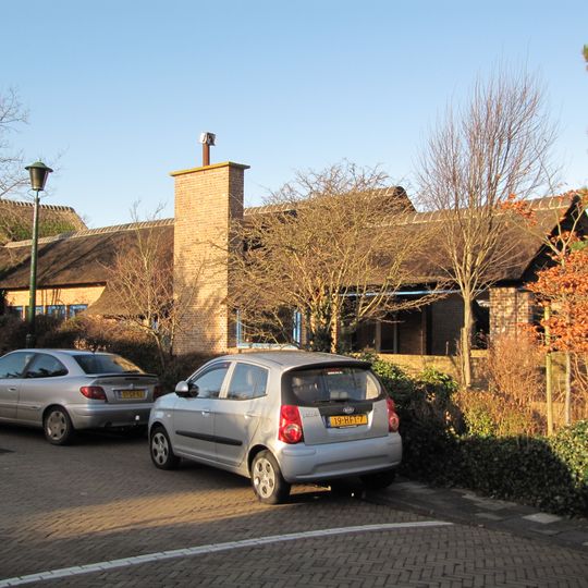 Rechterhelft van een dubbele vrijstaande villa in cottagestijl