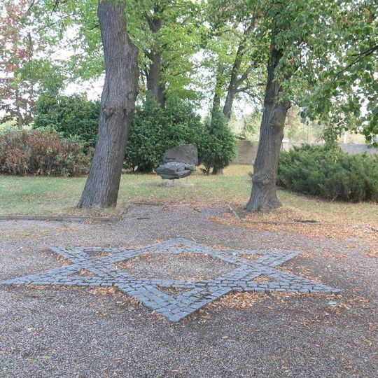 Památník zaniklé židovské komunity na bývalém židovském hřbitově v Chomutově