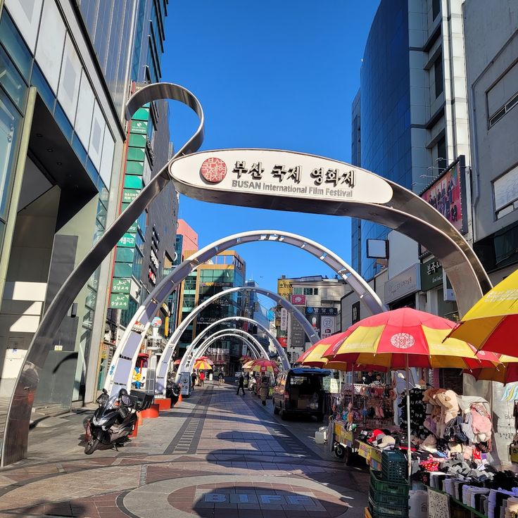BIFFスクエアとククジェ市場