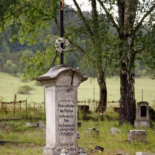 Centrální kříž na hřbitově v Radči