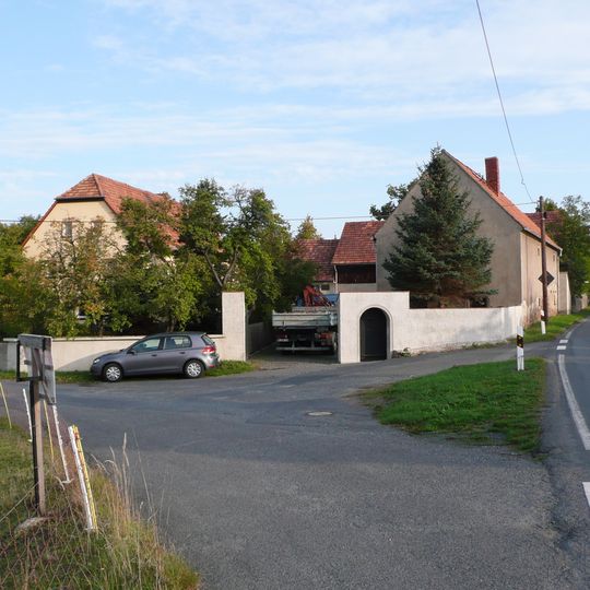 Wohnstallhaus, Seitengebäude und Scheune eines Dreiseithofes Dorfanger 1