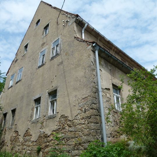 Wohnhaus eines ehemaligen Gutshofes und Reste der Mauer Hinterweg 6, 8