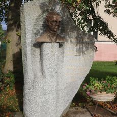 Památník Joachima Barranda u bývalé školy ve Skryjích