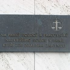 Pamětní deska obětem náletu na Paláci Morava v Brně