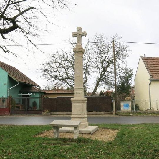 Kříž v Hlavní ulici v Mlékojedech u Neratovic