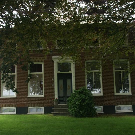 Krimpenboerderij met onderkelderd woonhuis onder met riet en Friese pannen gedekt afgewolfd zadeldak