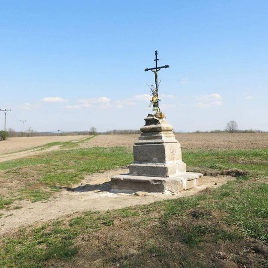 Kříž u silnice východně od Holan