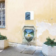 Pamětní deska objevu Bülowova pramene na nádvoří zámku v Poděbradech