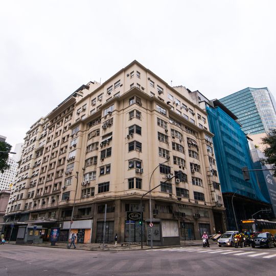 Edifício à rua Graça Aranha, nº 145