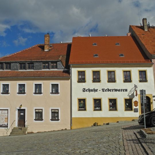 Wohnhaus in geschlossener Bebauung mit Hinterhaus Markt 14