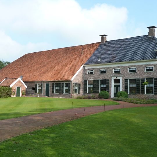 Grote boerderij van het late Westerwoldse type met omlijste ingang opzij