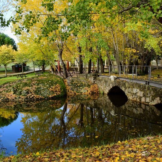 Ponte antiga de pedra sobre a Ribeira da Venda