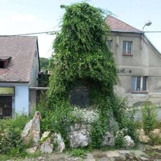 Pomník padlým v 1.světové válce u kostela ve Velharticích