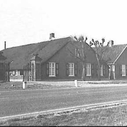 Heemstede: toegangshek met twee hekpijlers