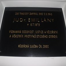 Pamětní deska Emil Lány ve vestibulu Pankrácké věznice