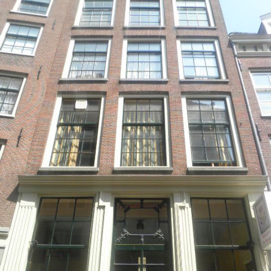 Huis met gave gevel onder rechte lijst