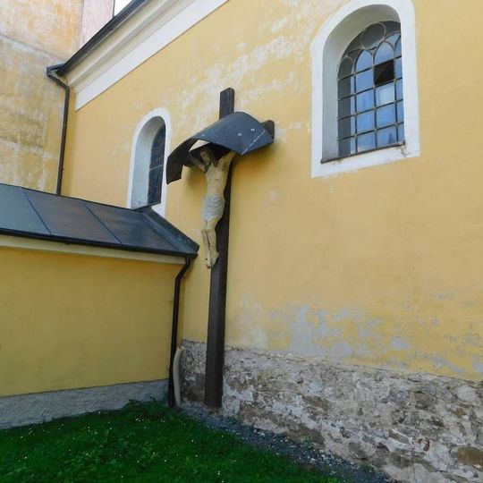 Kříž u vchodu do kostela ve Zdislavicích