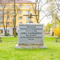 Pomník prvního vzletu Jana Kašpara na náměstí Dukelských hrdinů v Pardubicích
