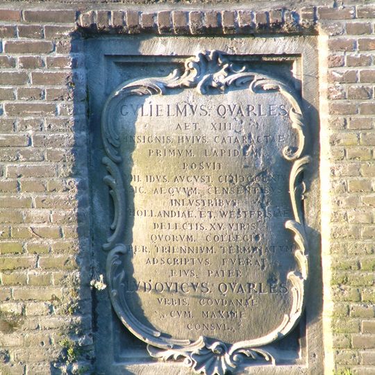 Twee gevelstenen in de Mallegatsluis