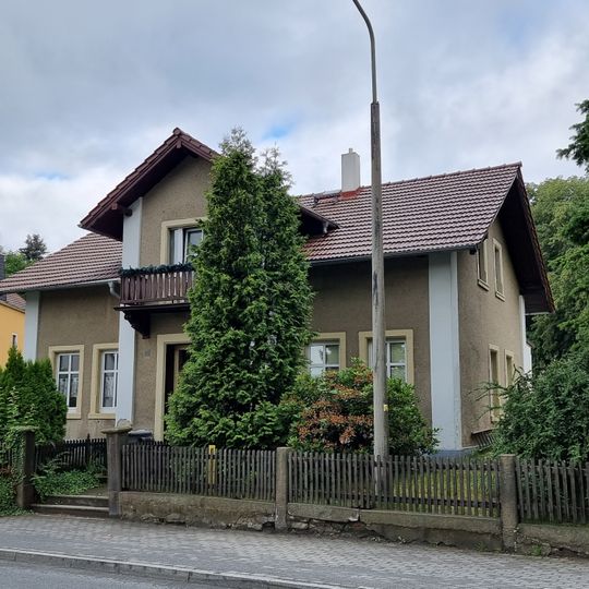 Villa im Landhausstil, mit Eingangsbereich Hauptstraße 53
