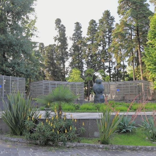 Памятник обезьянам