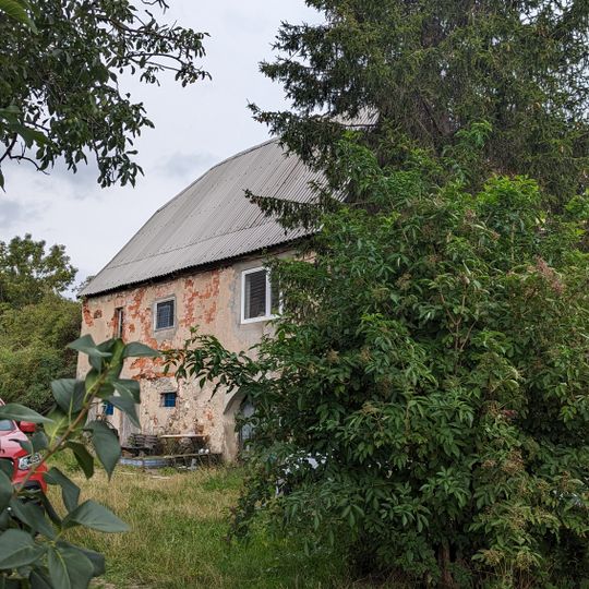 Wohnstallhaus mit angebautem Stallgebäude, Seitengebäude , Einfriedungsmauer und Torpfeiler eines ehemaligen Dreiseithofes und ein Eispreller Alte Salzstraße 8; 9