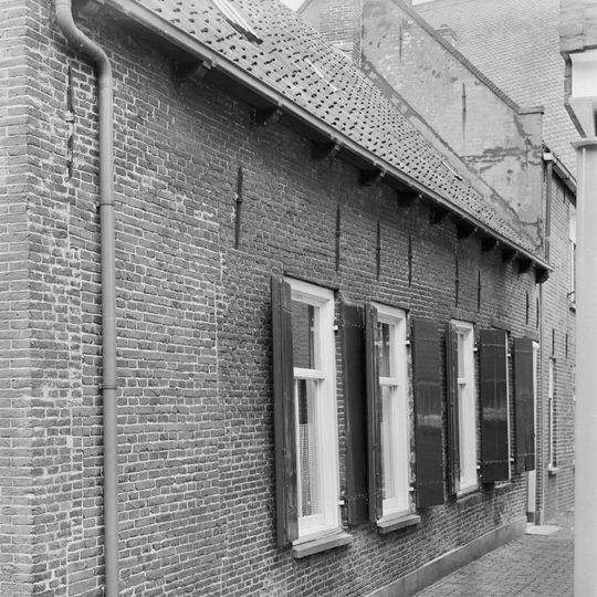 Lange woning met rechte gootlijst