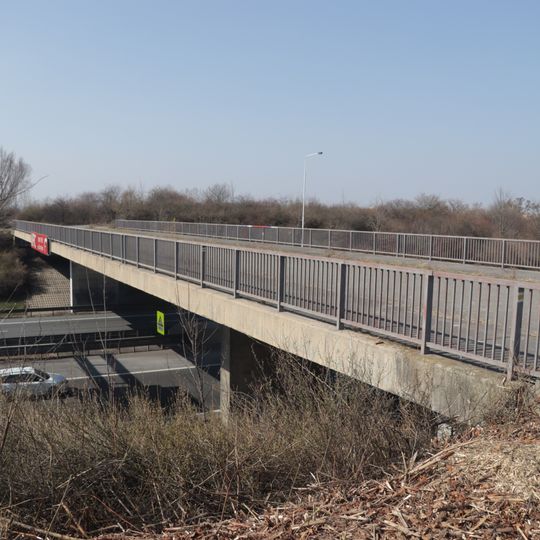 Most přes Pražský okruh severovýchodně od Počernického rybníka