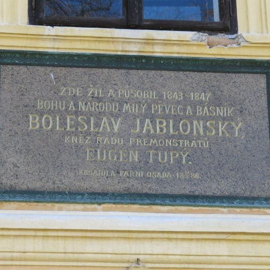 Pamětní deska Boleslava Jablonského na zdi fary v Radonicích