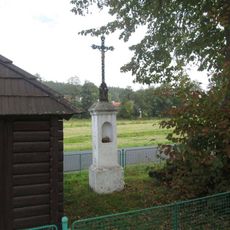 Kříž v Bučí u dřevěné zvonice