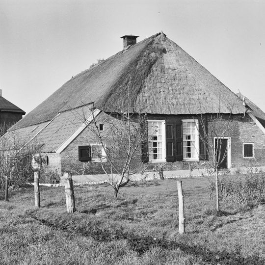 Boerderij onder met riet en pannen gedekt afgewolfd zadeldak