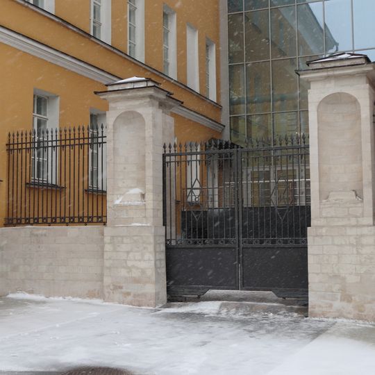 Ограда с пилонами ворот