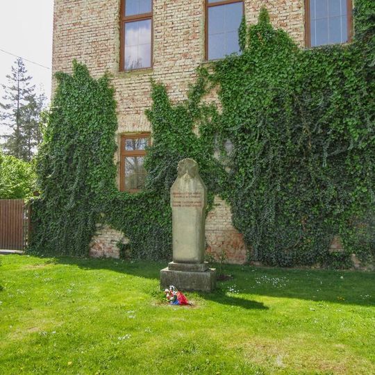 Pomník vojákům Rudé armády v Dětřichově na okraji vesnice