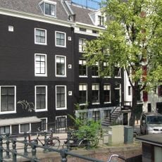 Pand met vierraamsgevel onder rechte lijst en dwars dak waarin getoogde dakkapel